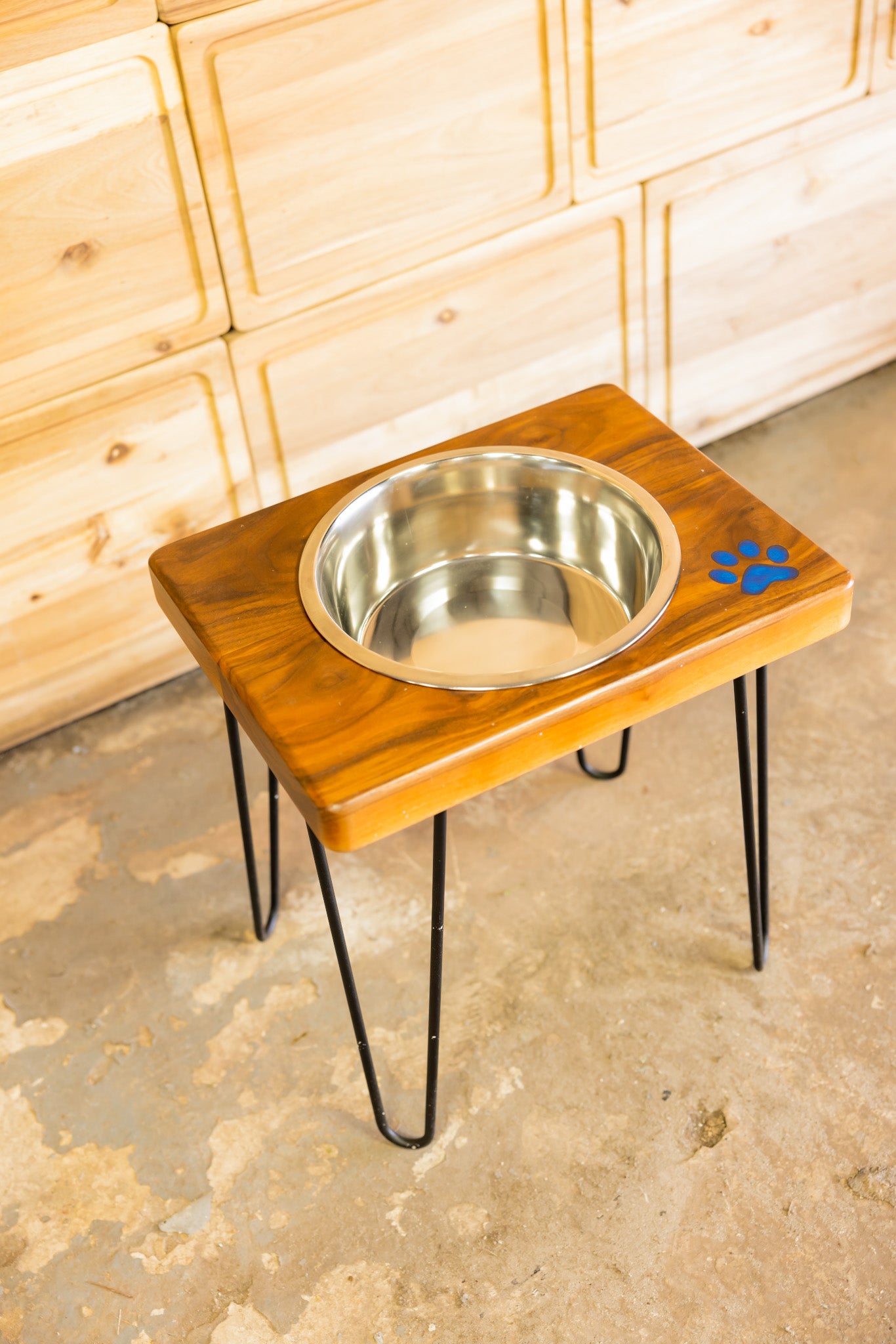 Lone Star Mid-Size Dog Feeding Station