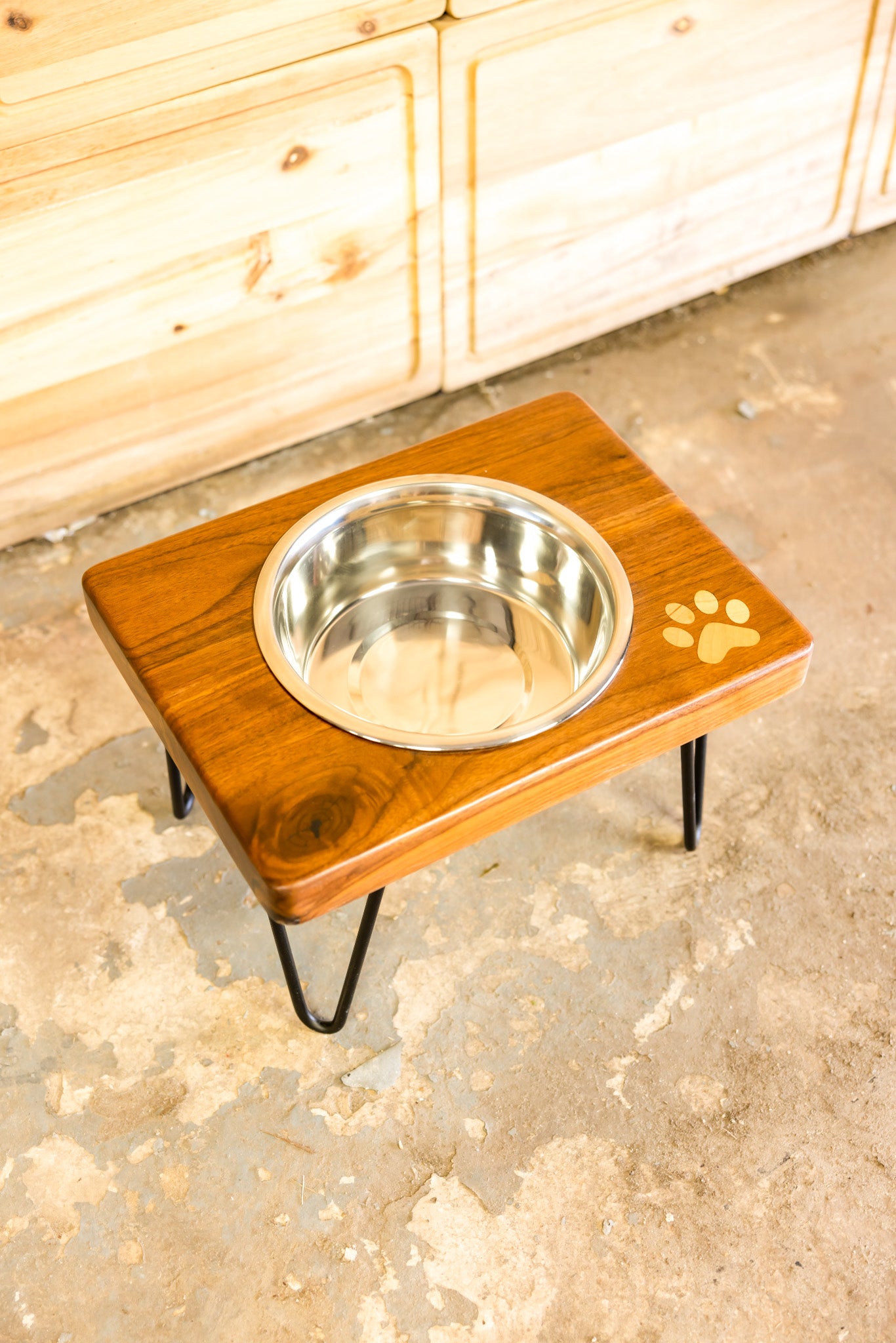 Lone Star Mid-Size Dog Feeding Station